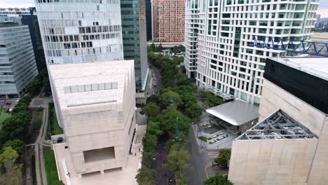 Drone-Shot-Of-Maraton-De-La-Ciudad-De-Mexico-Near-Museo-Jumex