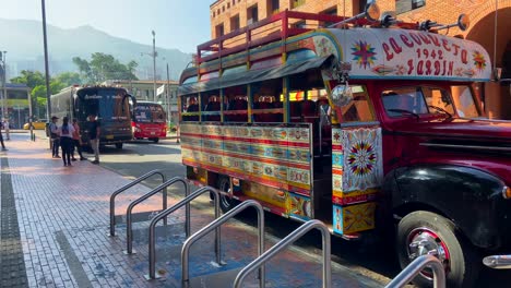 Bunte-Chiva-Rumbera-Berühmtes-Busfahrzeug-In-Den-Straßen-Von-Medellin