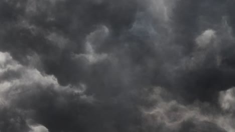 Dunkle-Wolken-Ziehen-Auf-Und-Ein-Heftiger-Sturm