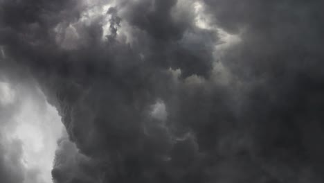Dunkle-Wolken-Mit-Hellen-Glanzlichtern-Und-Sturm