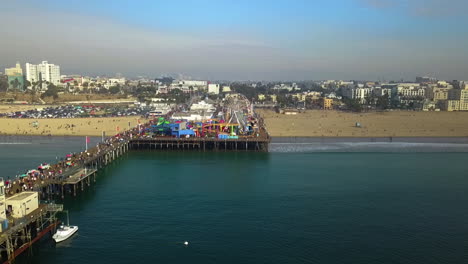 Vista-Aérea-Hacia-El-Pacific-Park-En-El-Muelle-De-Santa-Mónica,-En-Los-Ángeles,-Estados-Unidos.