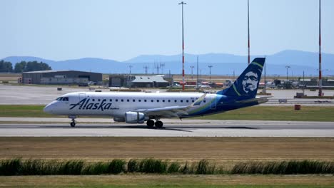 Alaska-Airlines-Embraer-175-Regionaljet-Landet-Auf-Dem-Vancouver-Track
