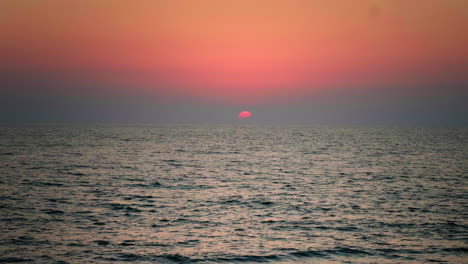 Rote-Sonnenuntergänge-Oder-Sonnenaufgang-über-Dem-Meer,-Ozeanvideo