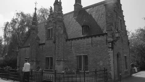 Grayscale-Shot-Of-Sluice-House's-Facade-Nearby-The-Minnewater-Lake-In-Bruges,-Belgium