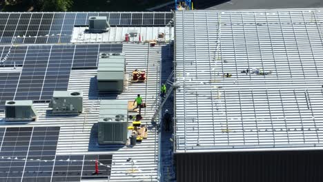 Trabajadores-De-La-Empresa-De-Instalación-De-Paneles-Solares-En-Techo-Industrial-De-Metal