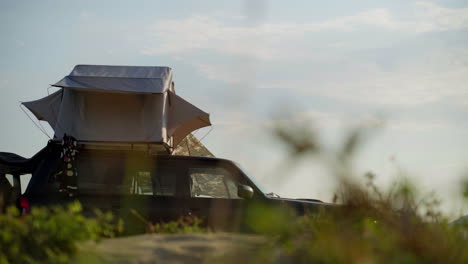 Ein-Am-Strand-Geparkter-Campingwagen.