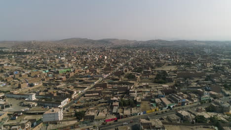 Drohnenaufnahme,-Steigender-Überblick-über-Das-Stadtbild-Der-Stadt-Huacho,-Sonniger-Tag-In-Peru
