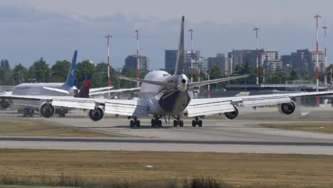 Erweiterte-Klappenplatten-Eines-Rollenden-Boeing-747-Jumbo-Jets---Rückansicht