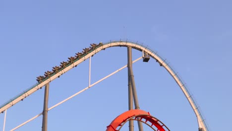 Achterbahn-Shambhala-Lift-Hill-Drop-Im-Vergnügungspark-Port-Aventura