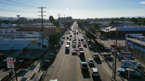 Drone-shot-rising-over-the-streets-of-Los-Angeles,-sunny-day-in-California,-USA