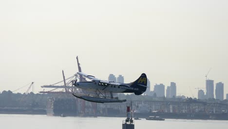 Un-Hidroavión-Harbour-Air-Turbo-Otter-Volando-En-La-Vía-Del-Puerto-De-Vancouver