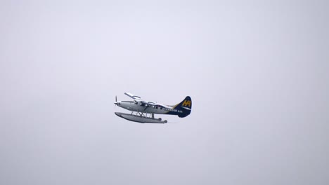 Einmotoriges-Turboprop-Wasserflugzeug-Fliegt-Mit-Grauem-Himmelshintergrund