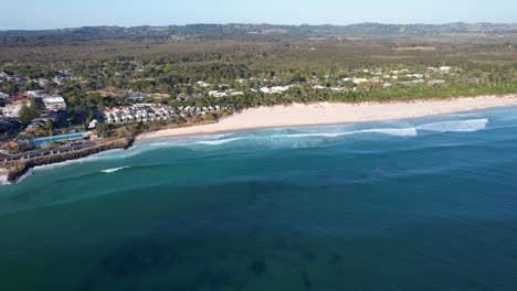 Aerial-View-Over-Main-Beach-Belongil,-Byron-Bay-In-New-South-Wales,-Australia---drone-shot