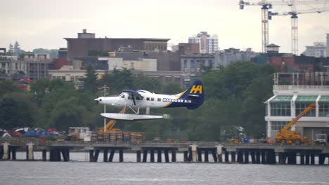 Zeitlupenverfolgung-Eines-Wasserflugzeugs,-Das-Von-Einem-Seehafen-Startet