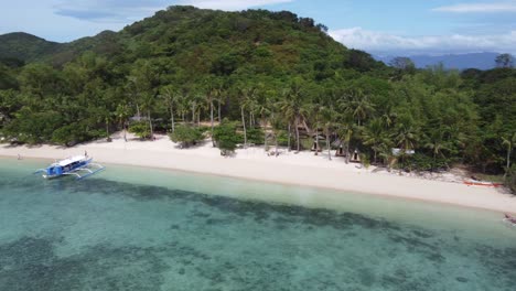 Urlauber-In-Isolierten,-Umweltfreundlichen-Resorthütten-Am-Tropischen-Kokosstrand-Der-Insel-Bulalacao
