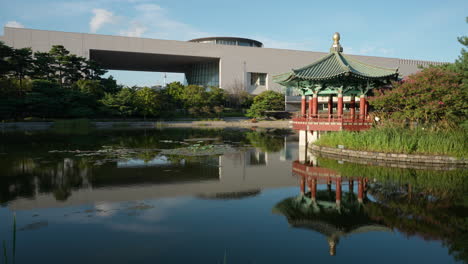 Pabellón-Cheongjajeong-Vacío-Junto-A-Un-Estanque-Tranquilo-En-El-Museo-Nacional-De-Corea-En-Verano---Estático