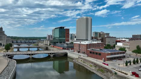 Cedar-River-In-Cedar-Rapids,-Iowa