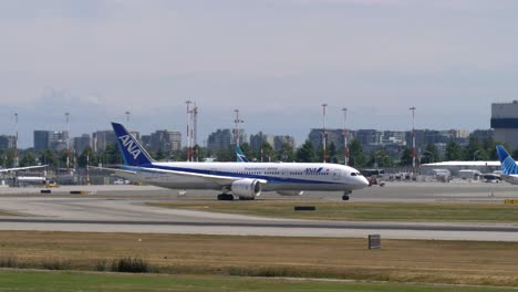 Passagierflugzeug-Ana-787-Dreamliner-Am-Internationalen-Flughafen-Vancouver