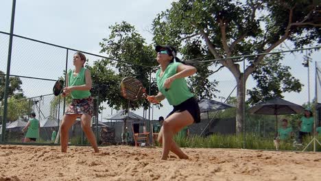 Professionelle-Beach-Tennisspielerinnen-Spielen