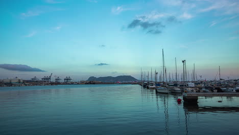 Eine-Zeitrafferaufnahme-Eines-Sonnenuntergangs-Mit-Blick-Auf-Die-Dämmerung-Und-Yachten-Im-Hafen