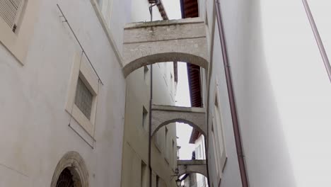 Flying-buttresses-over-an-alleyway-of-Spoleto-in-Umbria