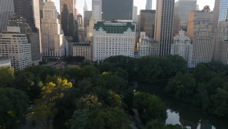 Luftaufnahme-Nähert-Sich-Dem-Plaza-Hotel,-Golden-Hour-In-Manhattan,-New-York,-USA