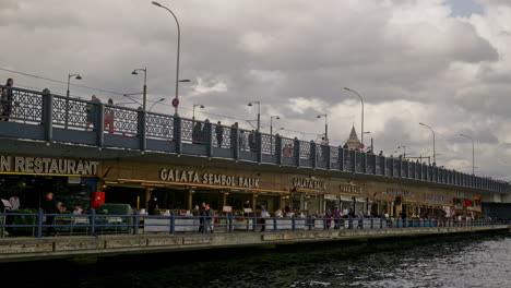 Fischrestaurants-An-Der-Galata-Brücke,-Eminönü-Pier,-Goldenes-Horn,-Istanbul,-Schwenk