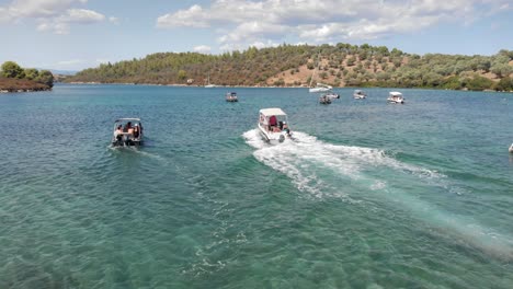 Drohnenverfolgung,-Freizeitboote,-Die-Mit-Voller-Geschwindigkeit-Auf-Blauem-Wasser-Fahren,-Griechenland,-Sommer,-Sonnig