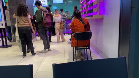 Menschen,-Die-An-Einem-Tag-Einer-Show-In-Der-Altice-Arena-In-Einem-Fast-Food-Restaurant-In-Lissabon-In-Der-Schlange-Stehen