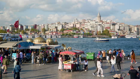 Geschäftiges-Tägliches-Treiben-An-Der-Galata-Brücke,-Eminönü-Pier,-Goldenes-Horn,-Istanbul