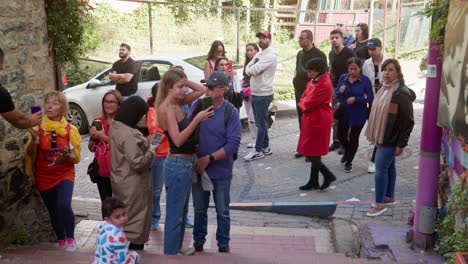 Menschenmassen-Strömen-Zum-Fotografieren-An-Die-Regenbogentreppe-Im-Bezirk-Balat-Fener-In-Istanbul