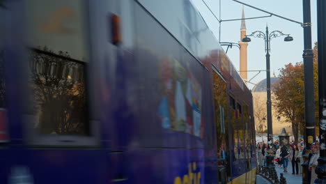 El-Tranvía-Eléctrico-De-Estambul-Pasa-Por-Santa-Sofía,-El-Hito-De-La-Ciudad-De-Sultanahmet.