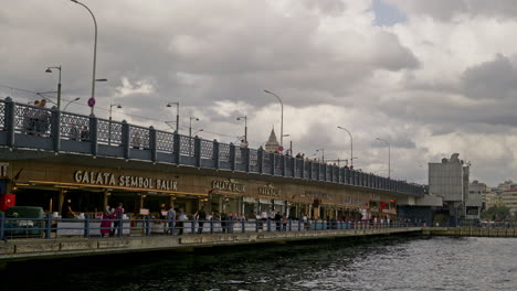 Fischcafé-Restaurants-Auf-Der-Galata-Brücke,-Eminönü-Pier,-Goldenes-Horn,-Istanbul