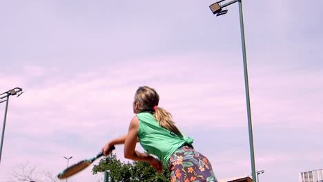 Damen-Doppel-Tennisspiel-Im-Sand-Eines-Brasilianischen-Strandes