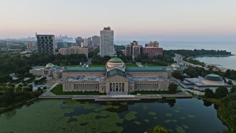 Vista-Aérea-Sobre-El-Museo-De-Ciencia-E-Industria,-Amanecer-En-Chicago,-Estados-Unidos