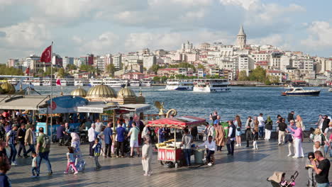 Multitudes-De-Gente-Ocupada-En-El-Muelle-Del-Ferry-Eminonu-Cuerno-De-Oro-De-Estambul