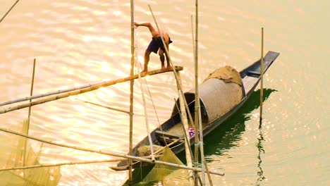 Kleiner-Junge-Fängt-Fische-Mit-Einer-Traditionellen-Bambusfalle-Im-Ländlichen-Bangladesch