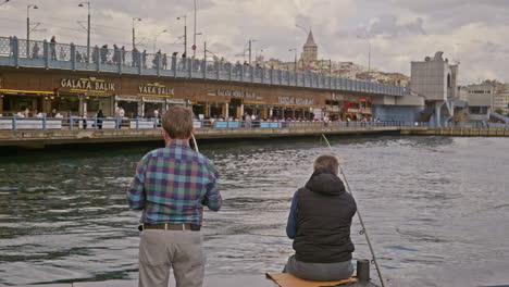 Fischer-An-Der-Galata-Brücke,-Eminönü-Pier,-Goldenes-Horn,-Istanbul