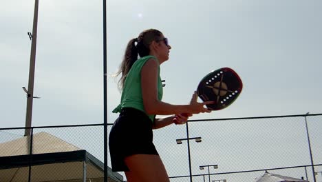 Junge-Frauen,-Die-Beach-Tennis-Spielen-Und-Genießen