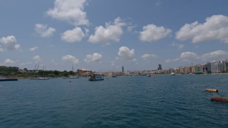 Vista-De-Drones-De-Valletta,-Barcos-En-El-Mar-De-Malta