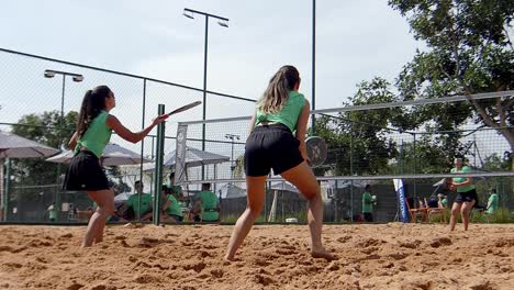 Eine-Aufregende-Beach-Tennis-Rallye-In-Der-Stadt-Brasilia,-Aufgenommen-In-Zeitlupe