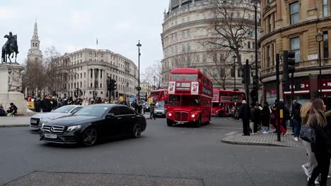 Vintage-Routemaster-Con-Motor-Delantero-Autobús-Rojo-De-Dos-Pisos-Con-Publicidad-Conduciendo-En-La-Ciudad-De-Londres