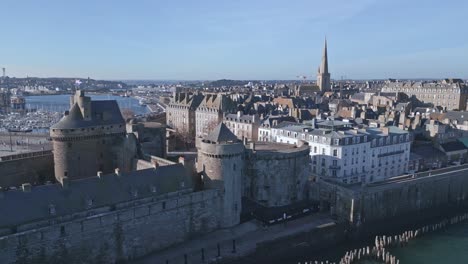 Schloss-Und-Stadtbild-Von-Saint-Malo,-Bretagne-In-Frankreich