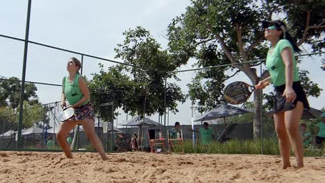 Die-Rallye-Ist-Im-Gange,-Während-Eine-Beach-Tennis-Damen-Doppelmannschaft-Um-Den-Nächsten-Punkt-Spielt