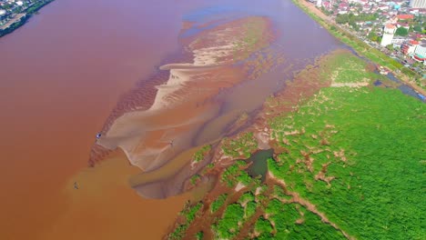 Mekong-Fluss-Luftaufnahme,-Drohnenaufnahmen,-Schwenk-Nach-Oben,-Vientiane,-Laos,-4K
