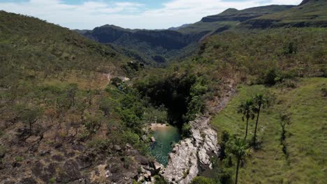 Drone-view-of-Rei-do-Prata-waterfall,-Cavalcante,-Goiás,-Brazil