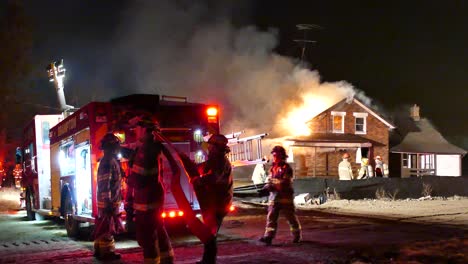 Feuerwehrmänner-Bekämpfen-Heftigen-Brand-In-Brennendem-Haus