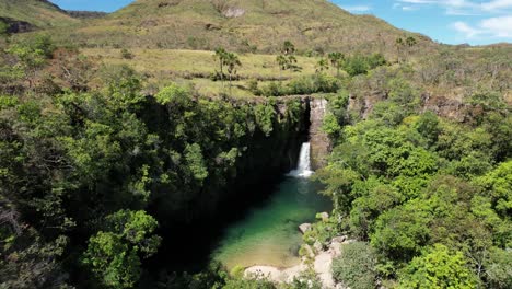 Drone-view-of-green-water-Rei-do-Prata-waterfall,-Cavalcante,-Goiás,-Brazil