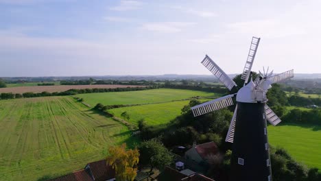 Las-Imágenes-Aéreas-Ofrecen-Una-Vista-Impresionante-Del-Famoso-Molino-De-Viento-De-Waltham-Y-Del-Museo-De-Historia-Rural-En-Lincolnshire,-Reino-Unido,-Con-El-Molino-De-Viento-De-Waltham,-Un-Molino-De-Viento-En-Pleno-Funcionamiento-Con-Seis-Aspas.