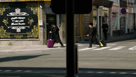 Jüdische-Menschen-Flüchten-Mit-Koffern-In-Der-Innenstadt